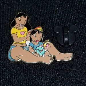 Disney Pin Nani & Lilo Scrump 2002 Brushing Hair Brush 12732 Lilo & Stitch Ohana
